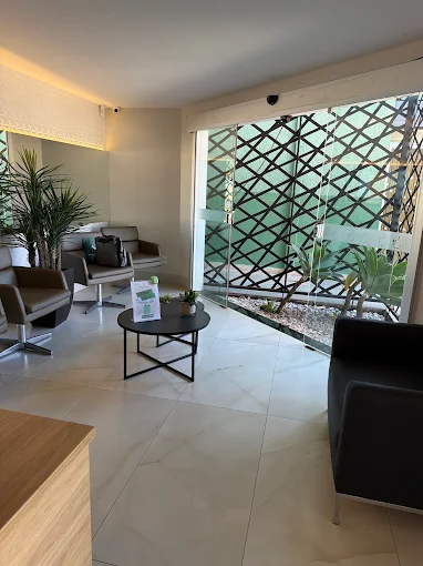 Sala de espera com jardim de inverno
