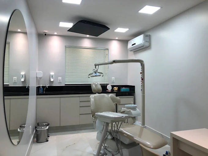 Consultório com cadeira odontológica e bancada